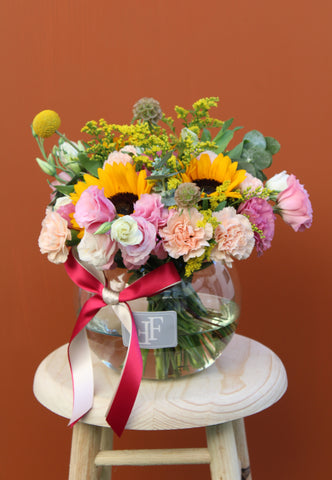 Arreglo Floral Flower Glass Girasoles - 3 Girasoles en un Bello Color Amarillo con Fillers de Temporada - Vibrante Gama de Colores - Varias Presentaciones Disponibles