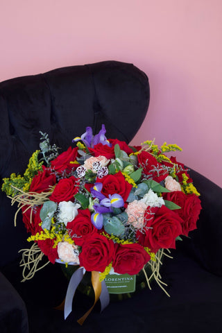 Arreglo Floral Flower Glass Rosas - 24 Rosas en el Color de Tu Elección con Fillers de Temporada - Combinación de Colores y Texturas en Varios Tamaños y Presentaciones