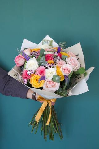 Ramo de 24 rosas en colores mixtos, acompañado de fillers de temporada de la mejor calidad para crear una hermosa combinación de colores y texturas. Viste tus momentos especiales con esta selección única de rosas.