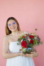 Mujer con arreglo Floral Flower Glass Rosas - 24 Rosas en el Color de Tu Elección con Fillers de Temporada - Combinación de Colores y Texturas en Varios Tamaños y Presentaciones