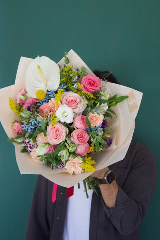 Ramo de flores variado en tamaño, tono y presentación personalizables. Composición floral única seleccionada por nuestras floristas con las mejores flores y fillers disponibles. Foto de ejemplo: Ramo Variado Grande.