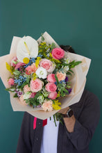 Ramo de flores variado en tamaño, tono y presentación personalizables. Composición floral única seleccionada por nuestras floristas con las mejores flores y fillers disponibles. Foto de ejemplo: Ramo Variado Grande.